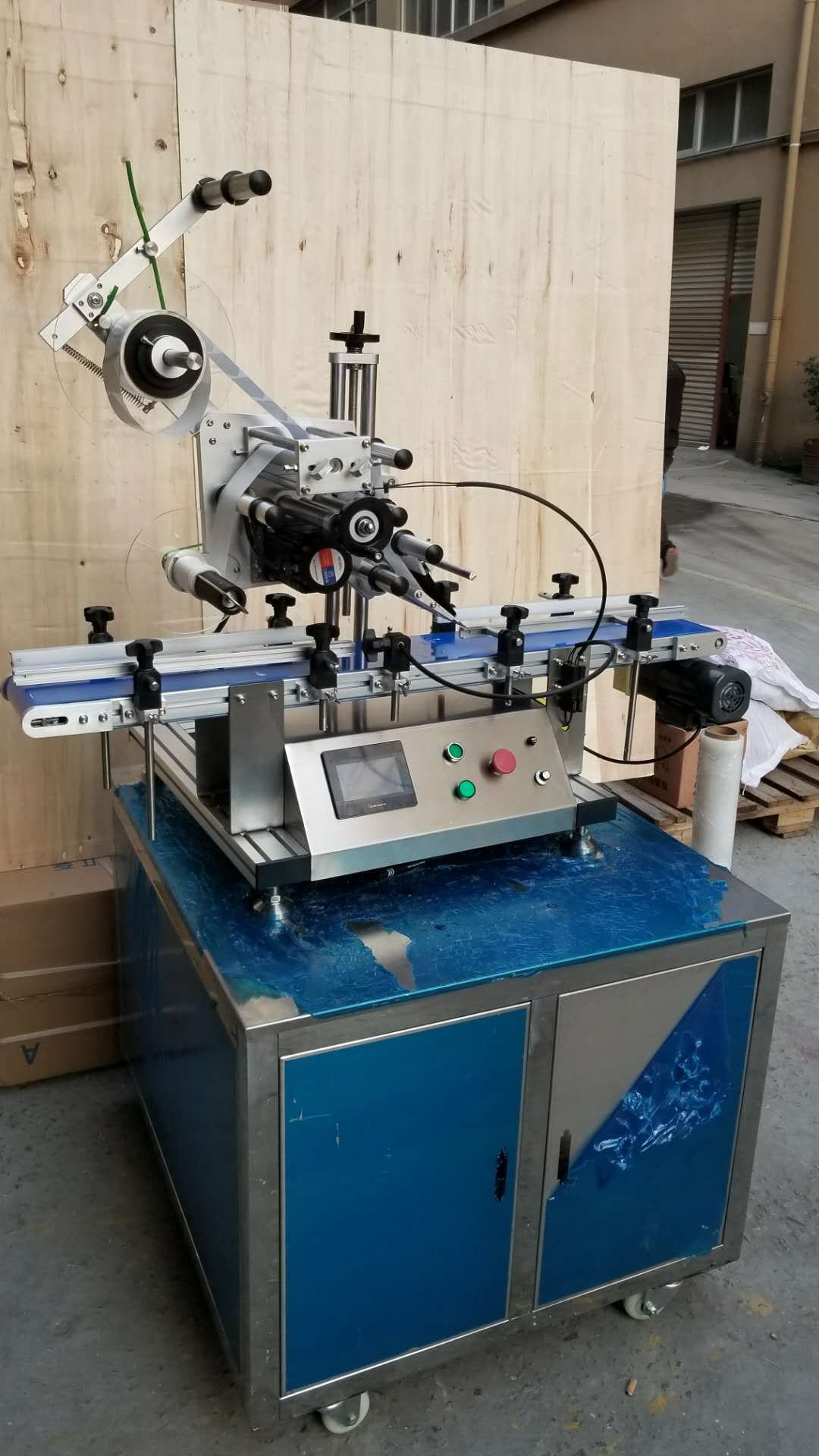 Automatic table top flat surface bottle labeling machine